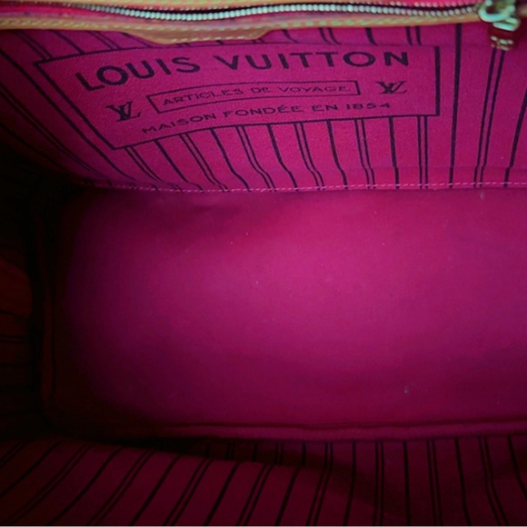 Louis Vuitton - Picture 2 of 7